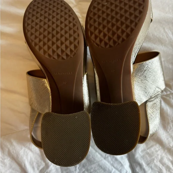 CAMILLA AEROSOLES GOLD HEELS - Picture 3 of 7